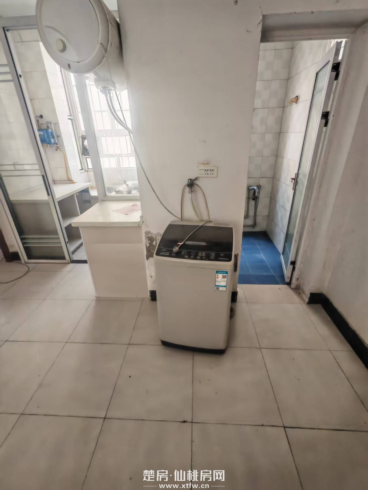 离仙桃中学和富迪三友生活广场50米，汉江学生公寓