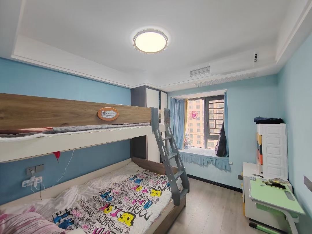 53，捡漏，森‮国林‬际‮冷翡‬翠，精装三房，‬全屋地暖，证‬满二