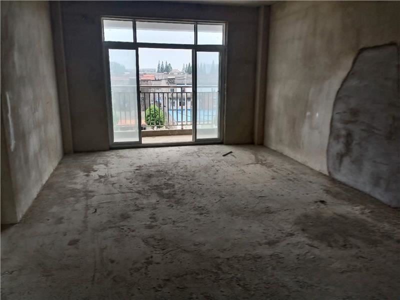 碧桂园旁，城南好房，户型采光好，中间最好楼层，送停车位和一个车库只限全款！