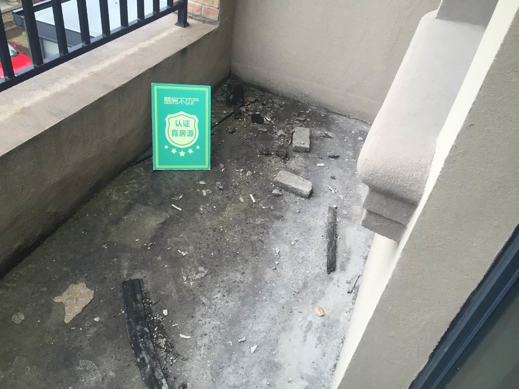 绿地华庭联排别墅，环境好的吓人，每天鲜氧环绕景色宜人