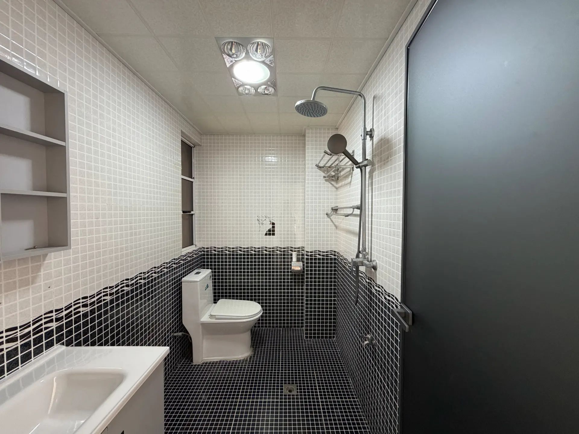 降价了，城东品质小区，公园世家，电梯19楼，东边户，精装三房两卫，证满二