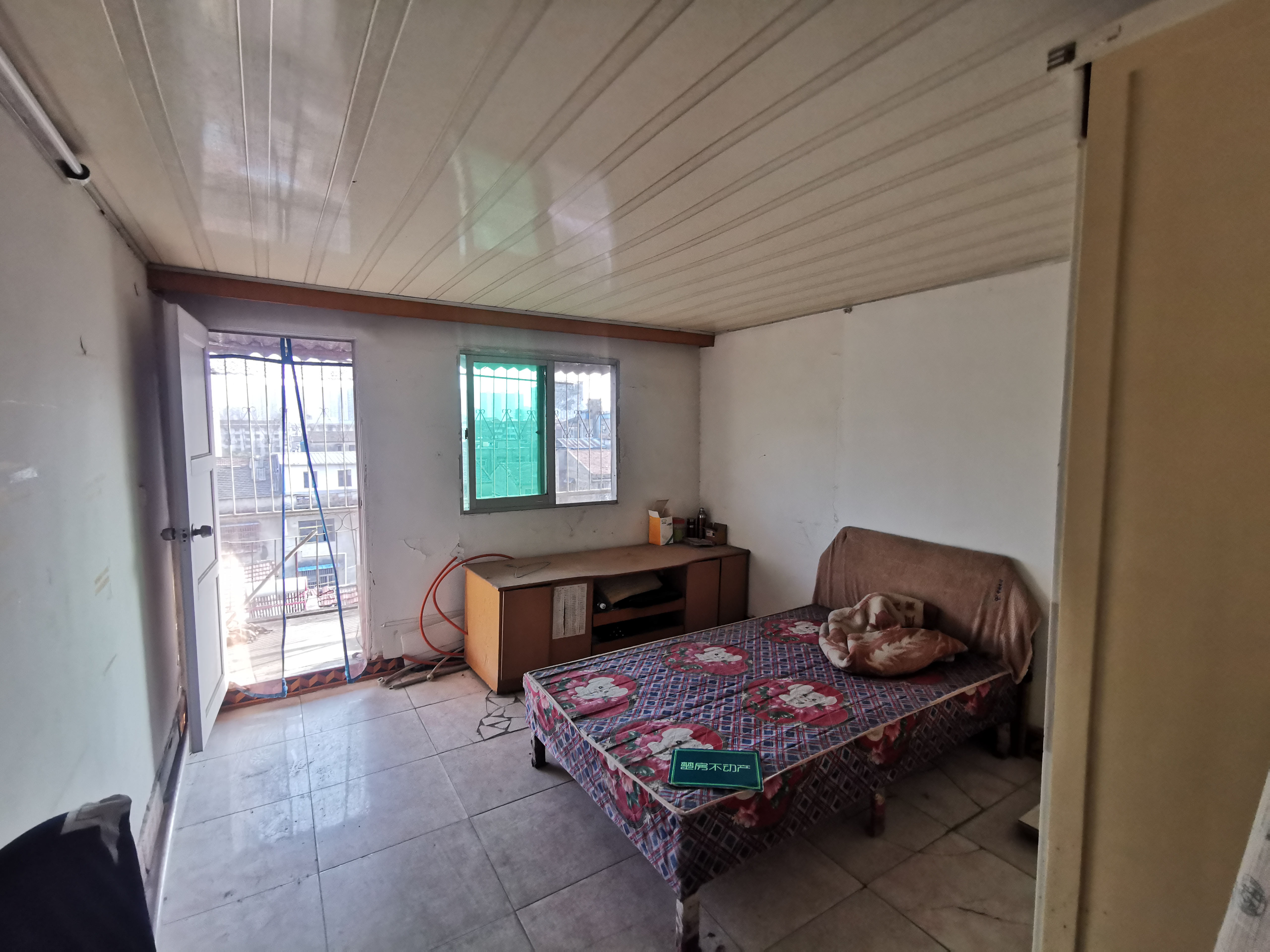 东区车站对面金属回收宿舍三房朝南两个阳台实际面积100平看房有钥匙可谈