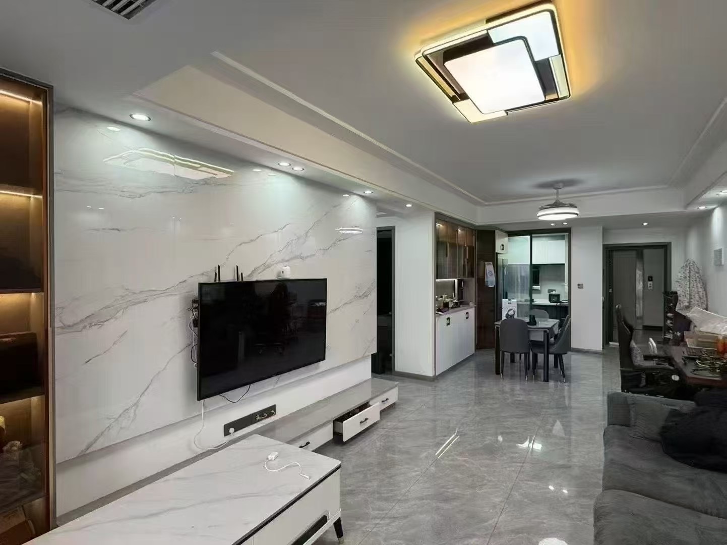 296，房东诚心出售，御湖世家，精装大三房，单价5字开头，装修成色新，中间好楼层