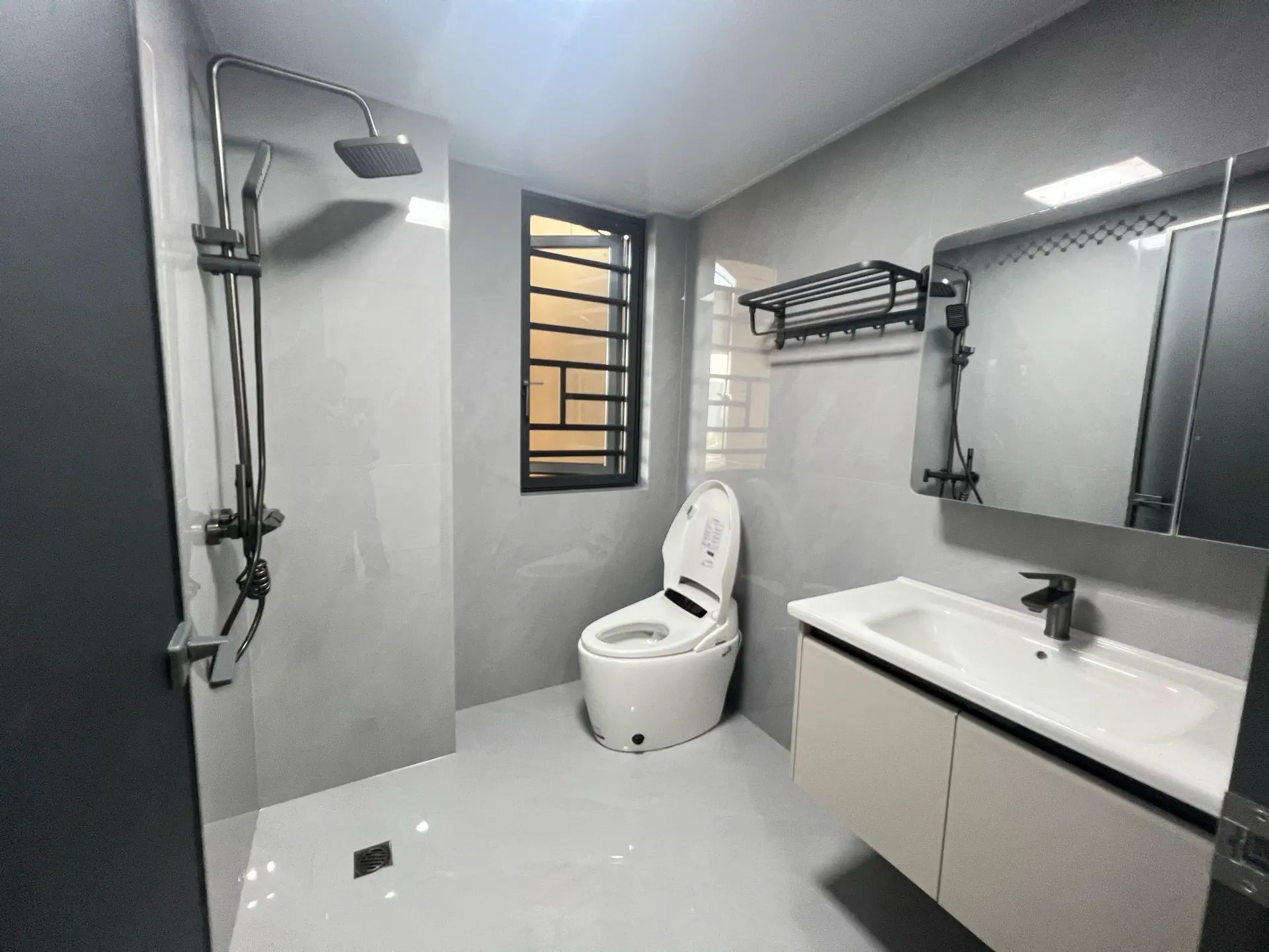 二中‮小二‬对面，森林国际，新全‬装修‮房三‬两卫，​电梯9楼，证满二，拎包‬入住