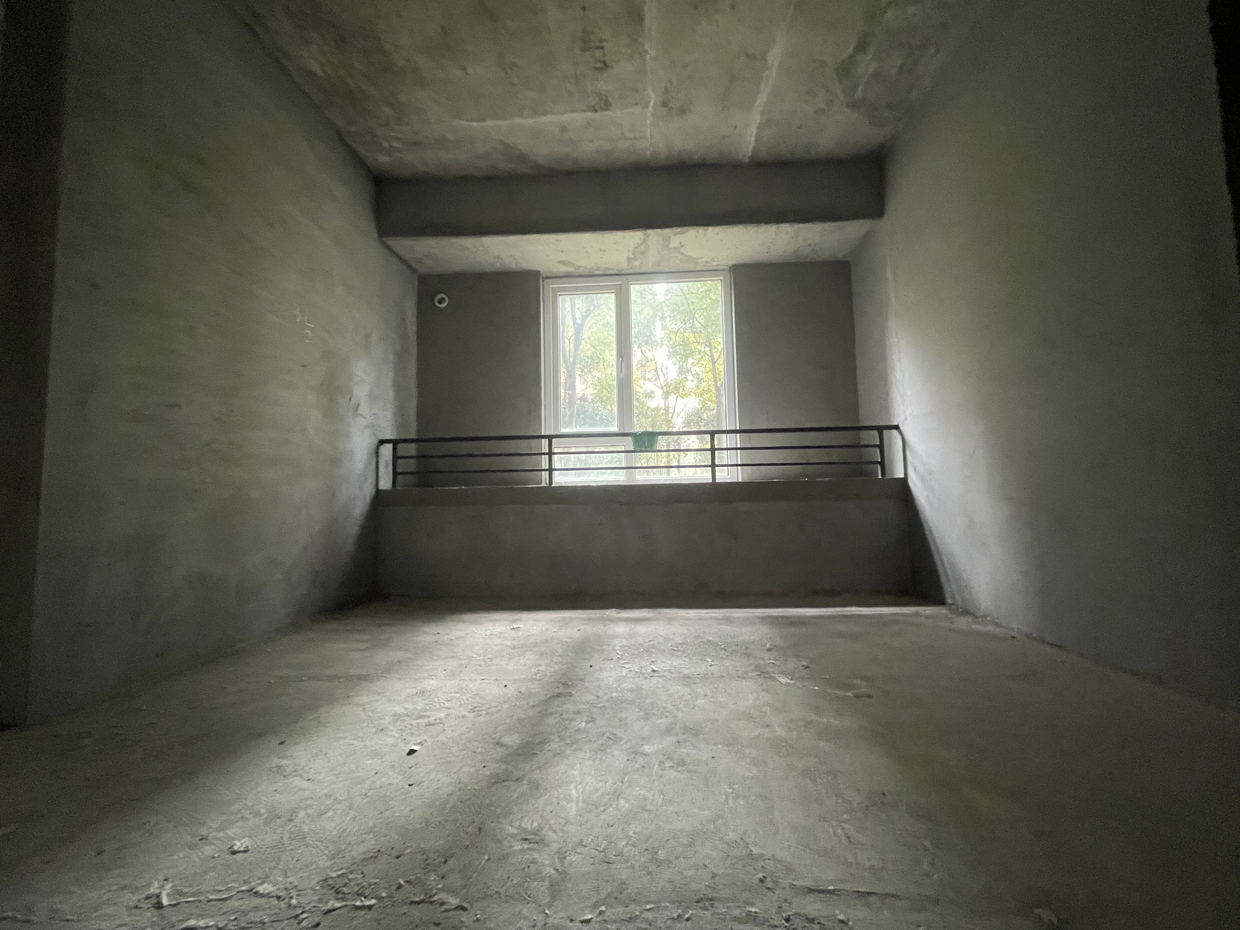 满庭春双阳台毛坯大三房出门就是大草坪空气会很好种点花花草草