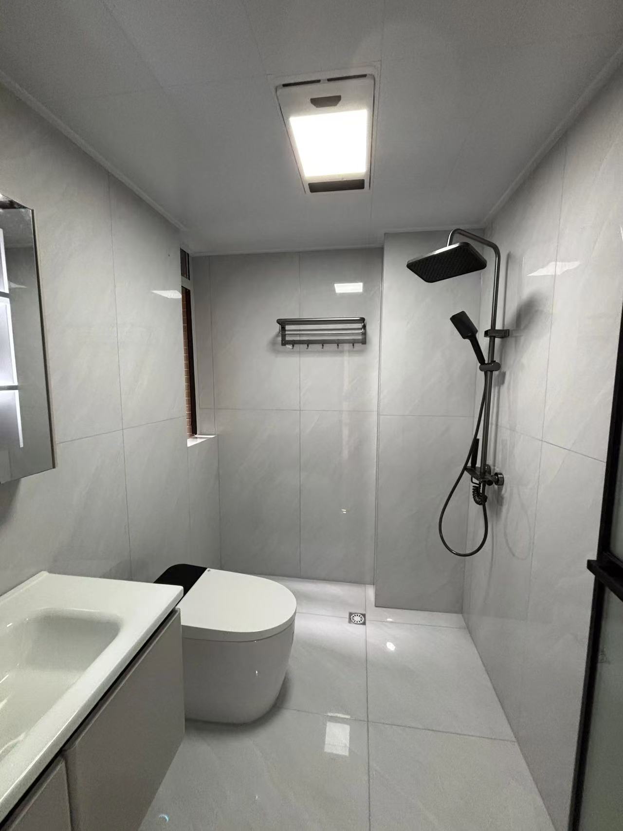 降价了，吾悦广场旁，沔阳天泽园，全新精装三房两卫，边户，证满二，送车位