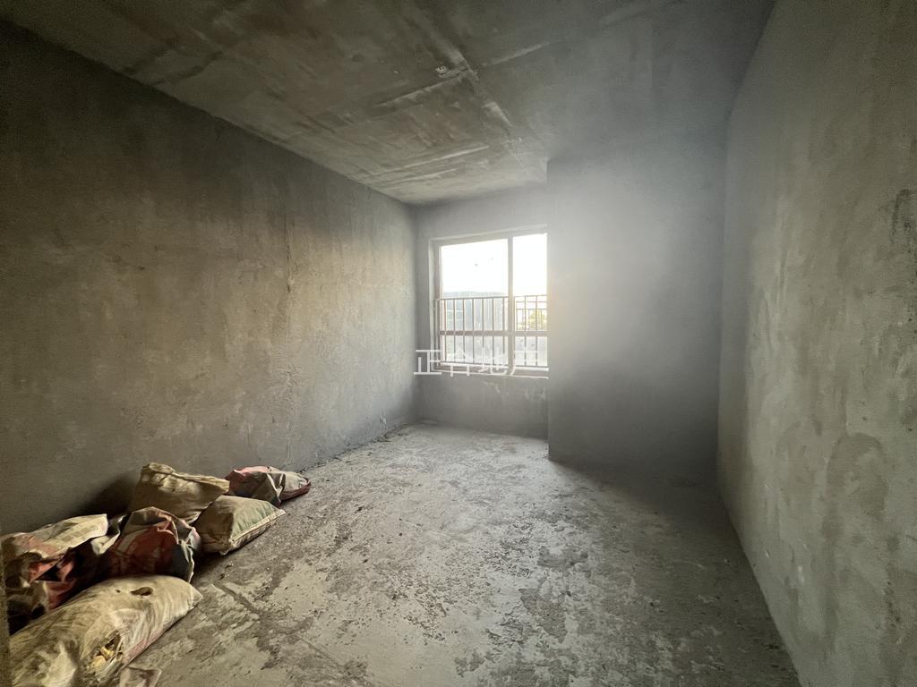 降价了，亏本出售，城南，沔阳公馆，毛坯三房，单价4500，带大平台，采光好，证满二，