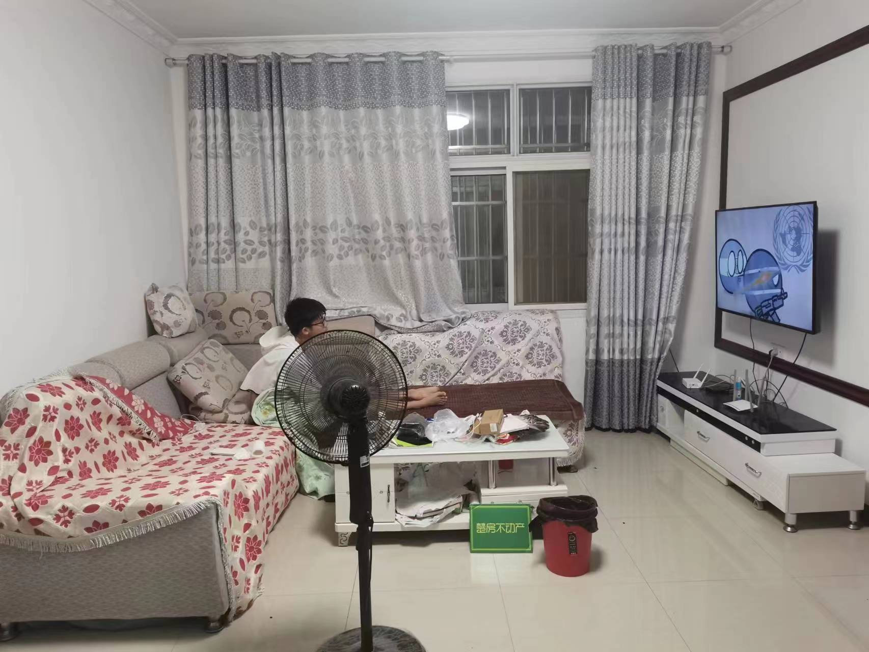 步行街云鼎酒店后面润心小区步梯三楼超短十年房龄，有院子可停车