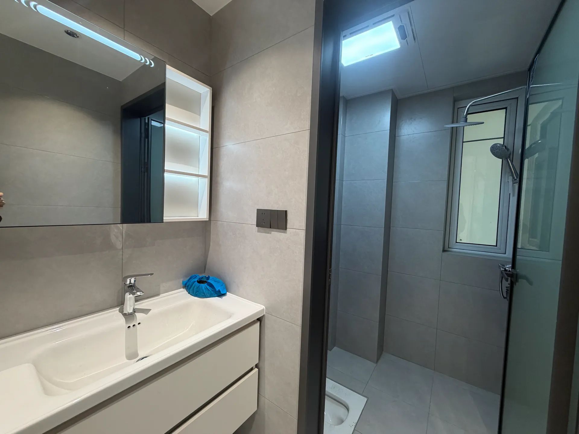 双书包，风和日丽，精装三房两卫，全新装修家，家电齐全，证满二带车位。