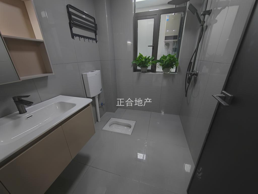 急售，城南，颐和公馆，电梯好楼层，全新精装三房二卫，证满五，诚心出售