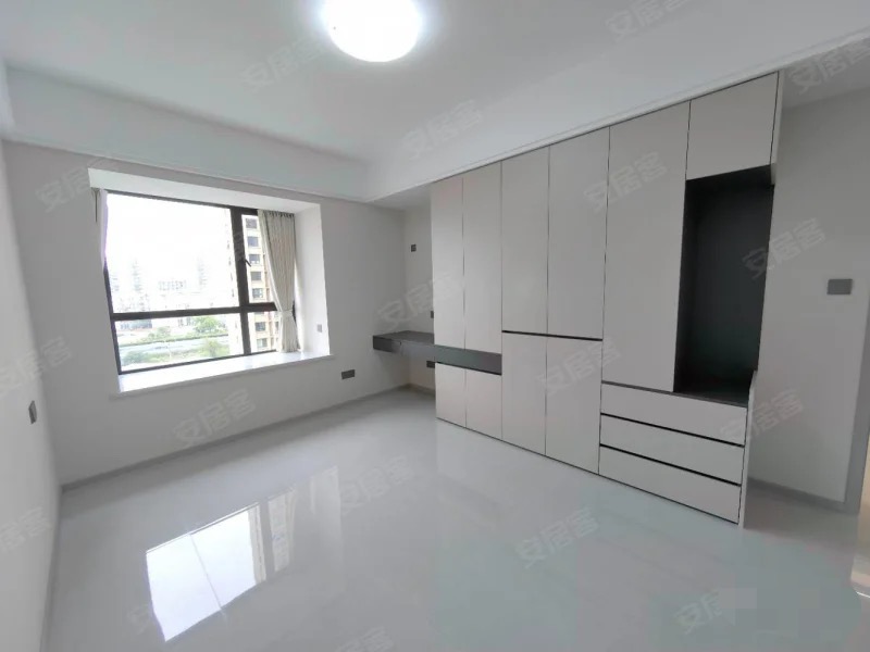 城南，电梯8楼，御湖世家，全新精装大三房，纯东边户，诚心出售