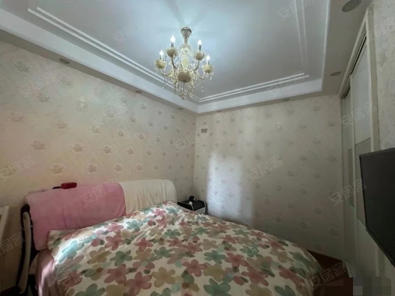 城南元泰未来城，三中门口，带大露台和阳光房，精装3房2卫，保养9成新，拎包即住！