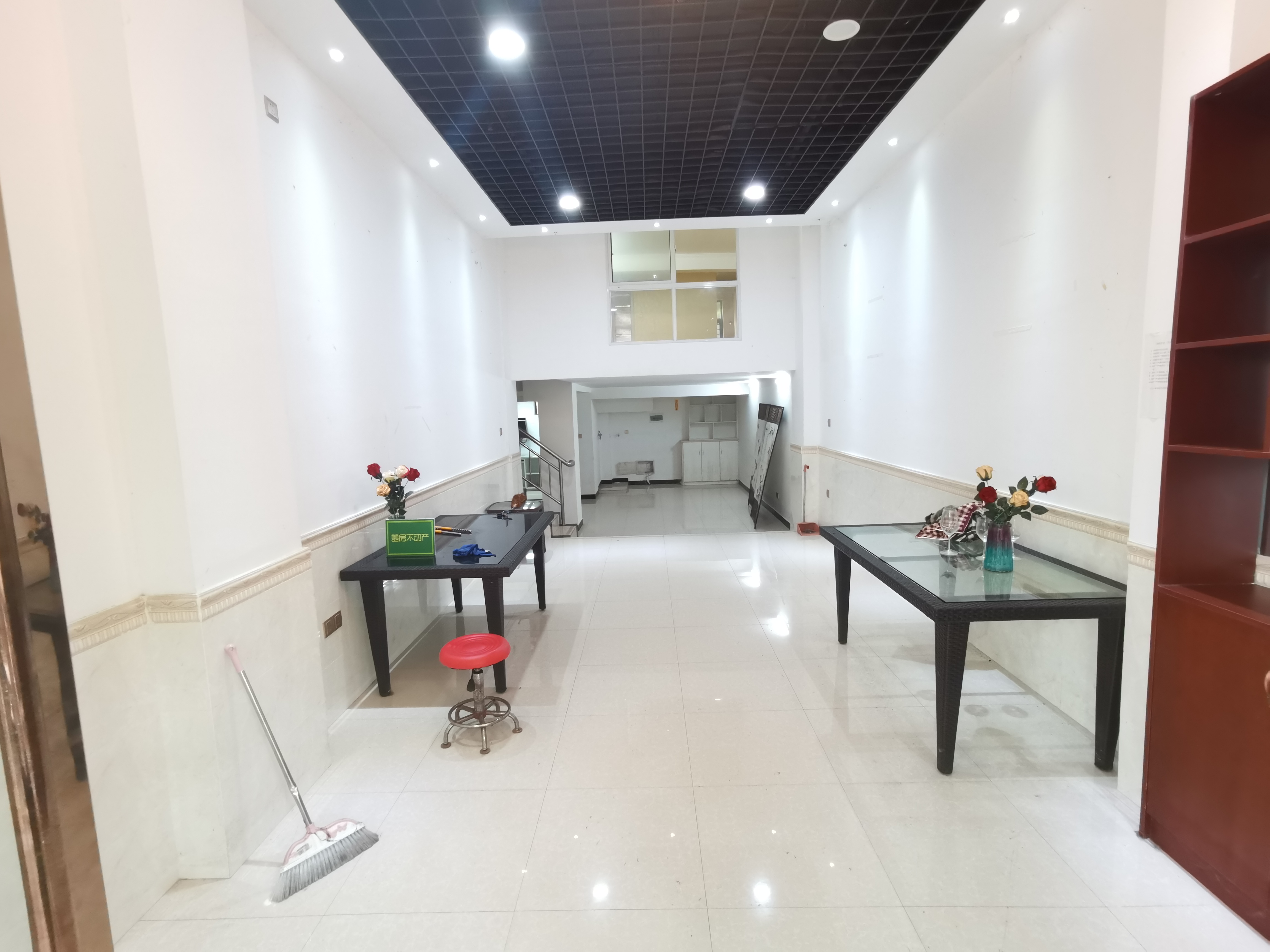 新城壹号二期门面出售   成本价  看房方便  做卡小生意还是蛮到位滴