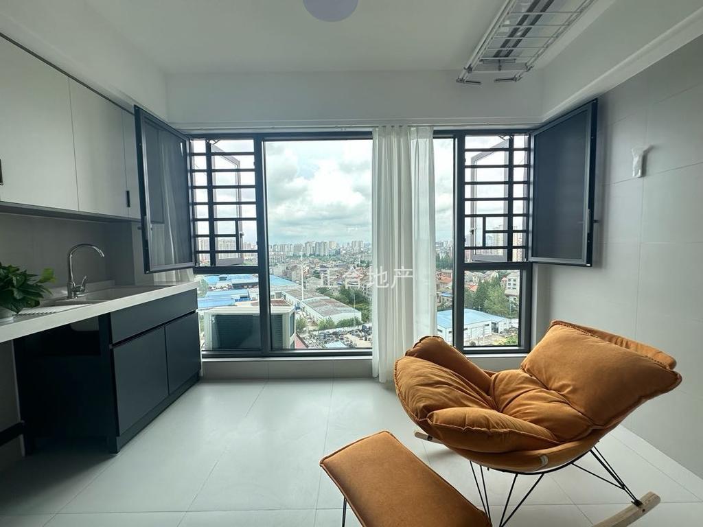 城西，业主怒亏近30万，精装三房两卫，电梯15楼，9.9成新，纯边户，仙桃二小，证件满二