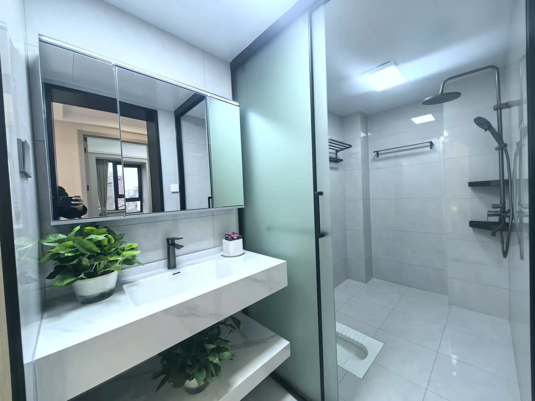 商城旁，三合鑫城，电梯精装3房两卫，全新装修，拎包入住，老证，