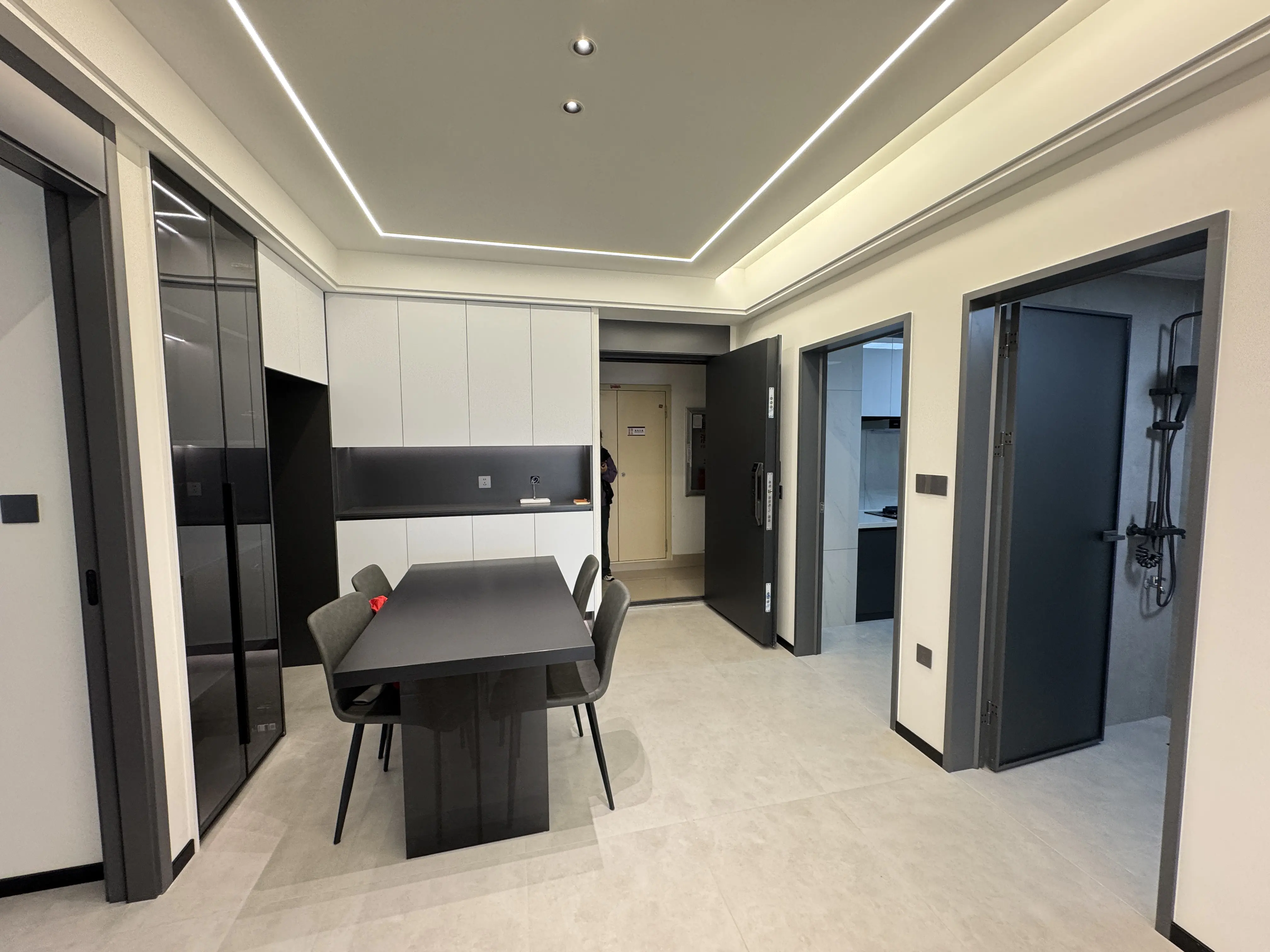 森林国际城3室2厅全新精装修两证全支持按揭贷款，优价出售！