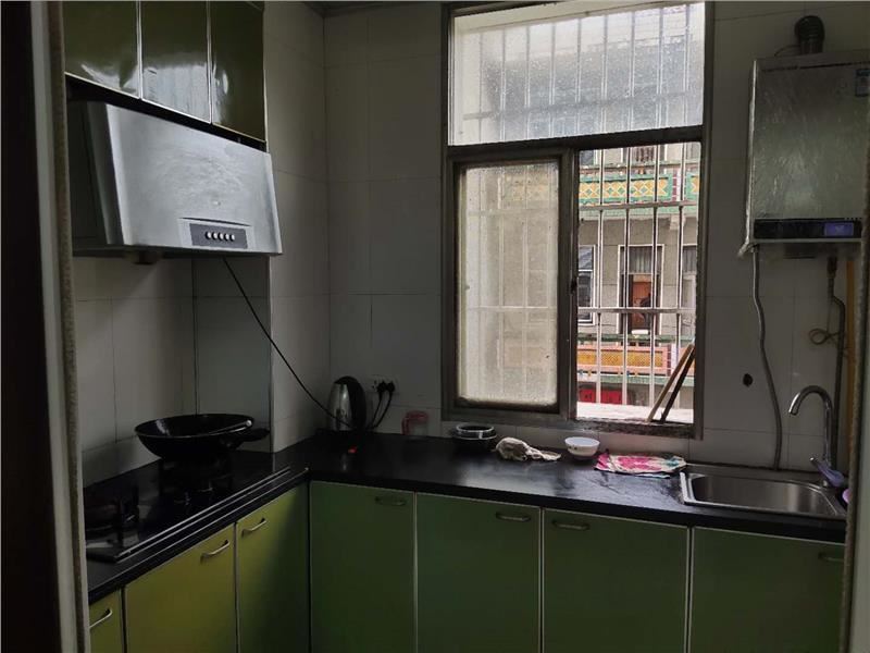 大洪小区精装三房中间好楼层出行方便楼龄新可按揭证满两年