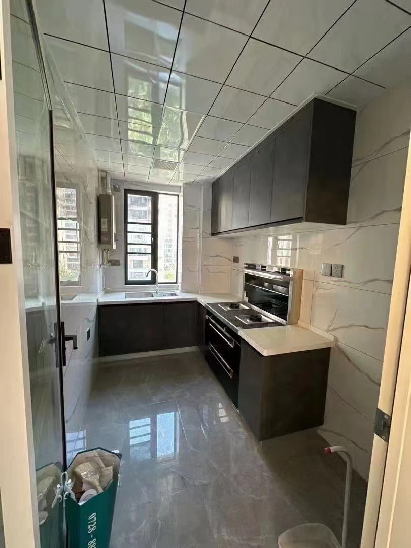 110，急售，荣怀，电梯小高层边户，精装三房，业主一天未住，价格可谈，证满二