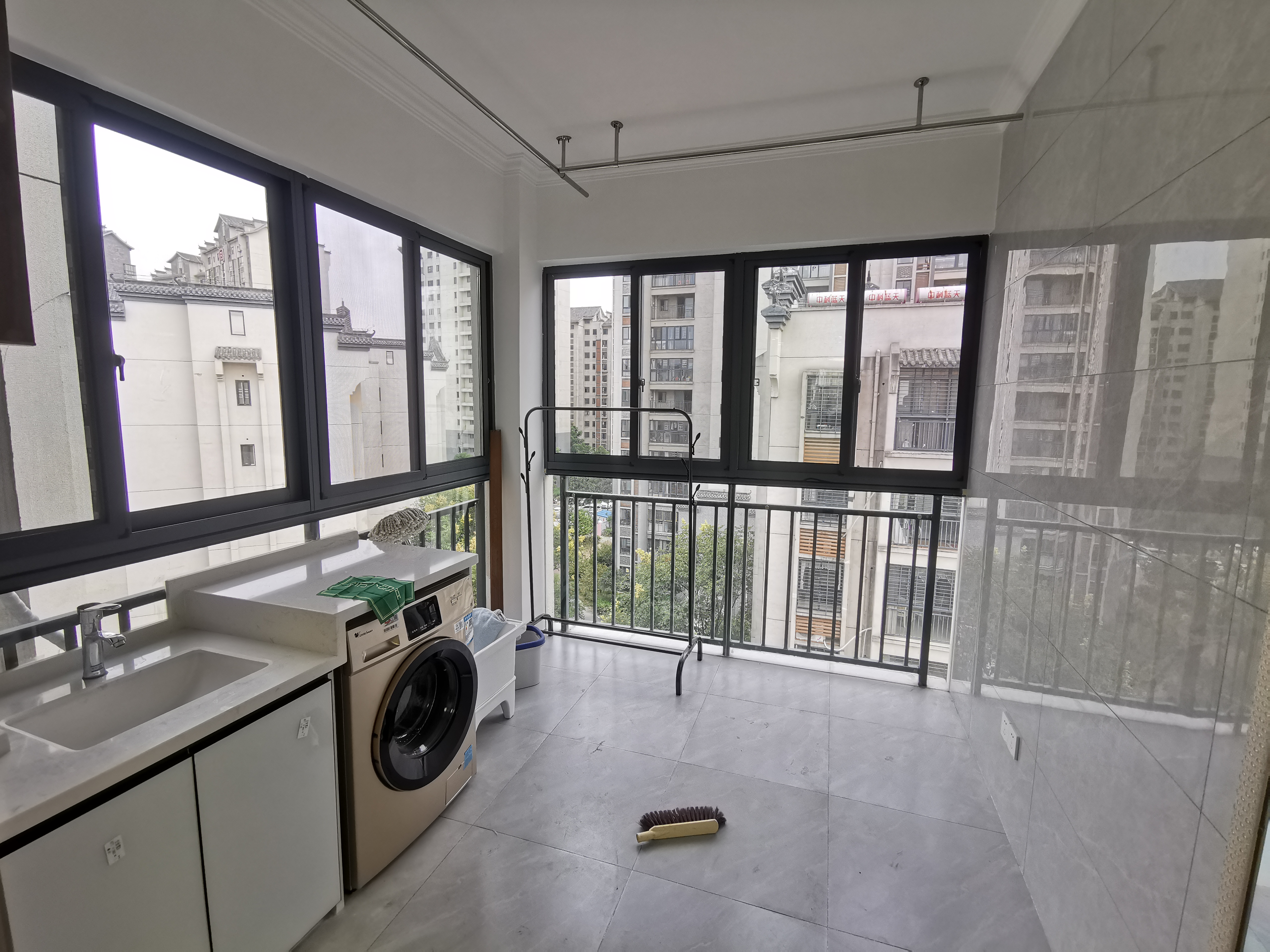 水云间大型社区阳光充足精装楼简约大气的江景房