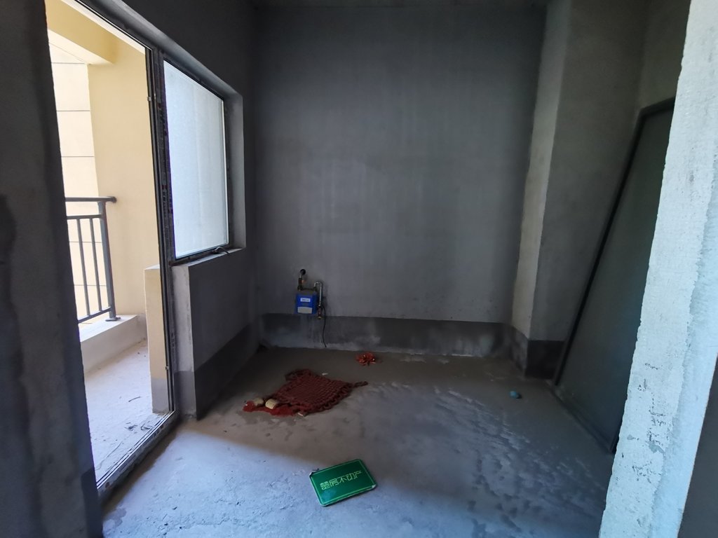 环球广场.毛坯三房.南北双阳台.中间楼层.看房方便