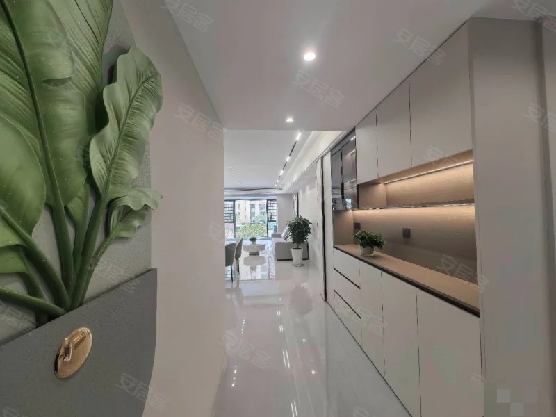 城南，御湖世家，大边户，单价5800，精装三房，送家具家电，9.9成新，一天未住