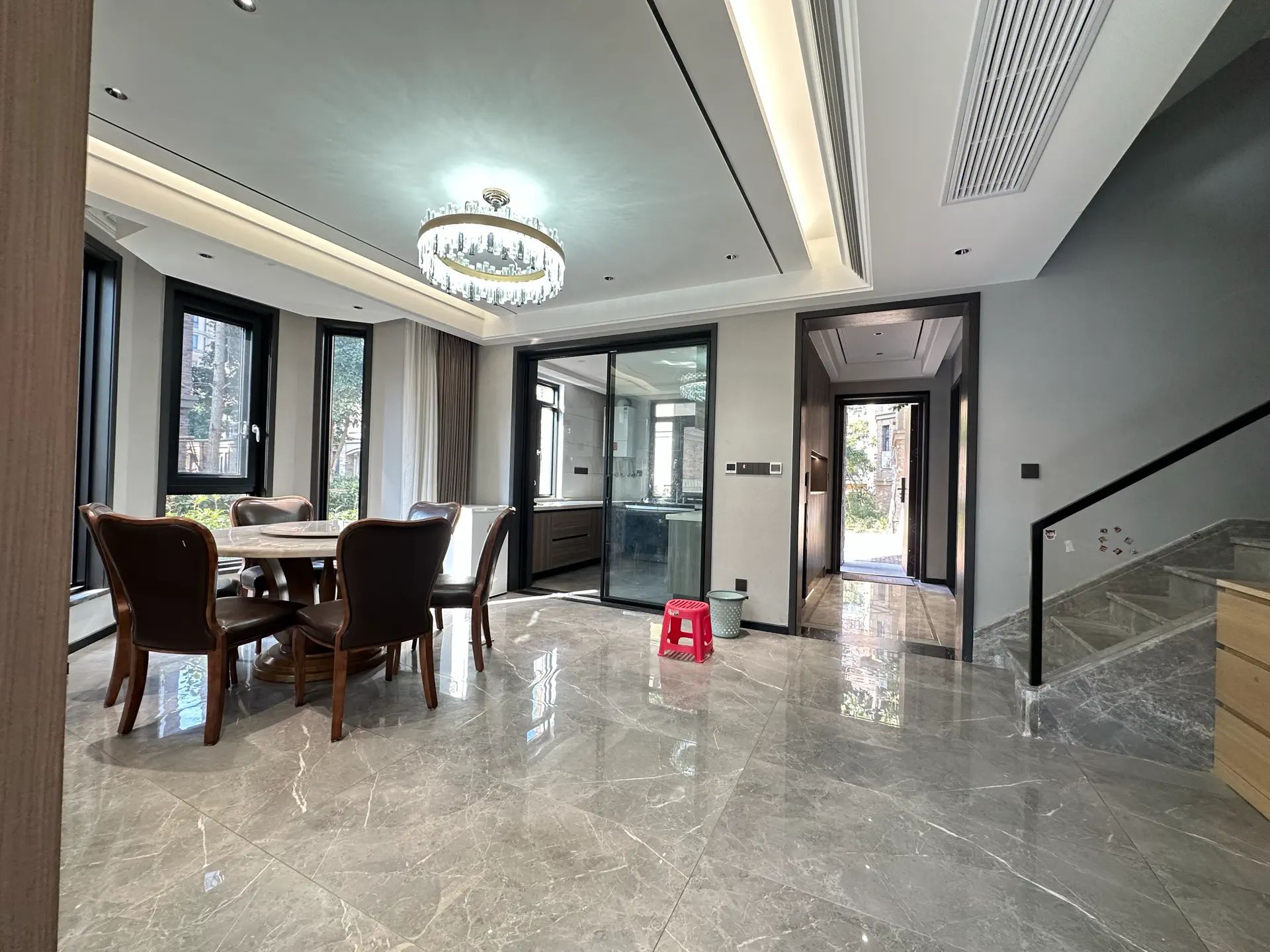 亏本出，绿地，‬别墅，边‮带户‬大院子，成色新，拎包入住