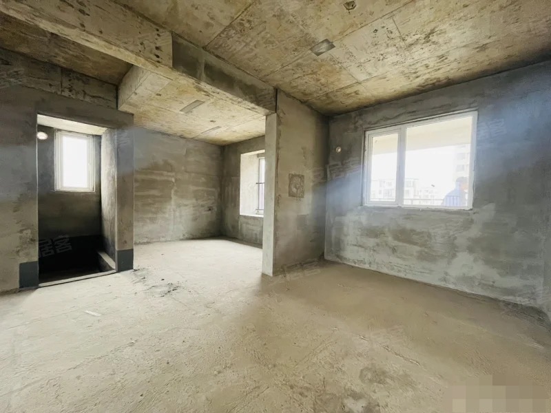 急售，城南，捡漏洋房C位一套，单价4400，好楼层，一梯二户❗送车位，南北通透，双阳台