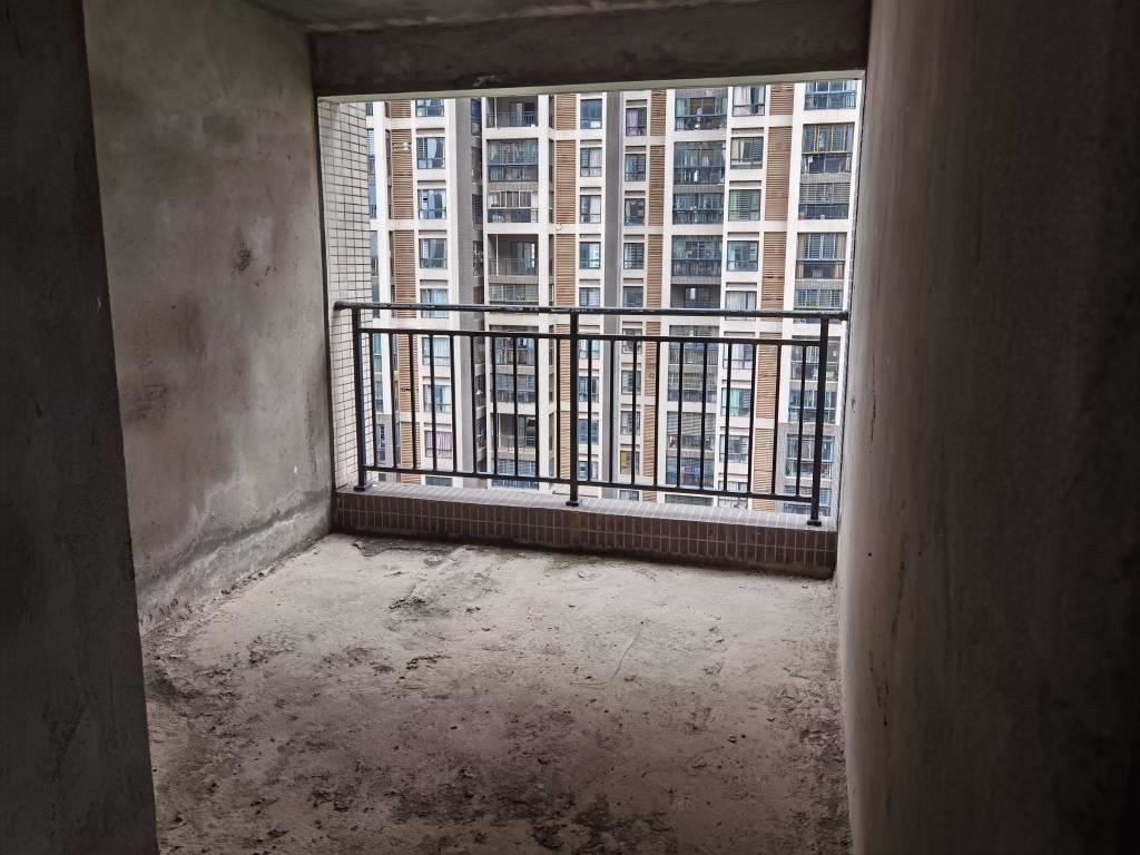 急售和合国际毛坯三房两卫，证满二 付25万，户型方正采光好，南北通透