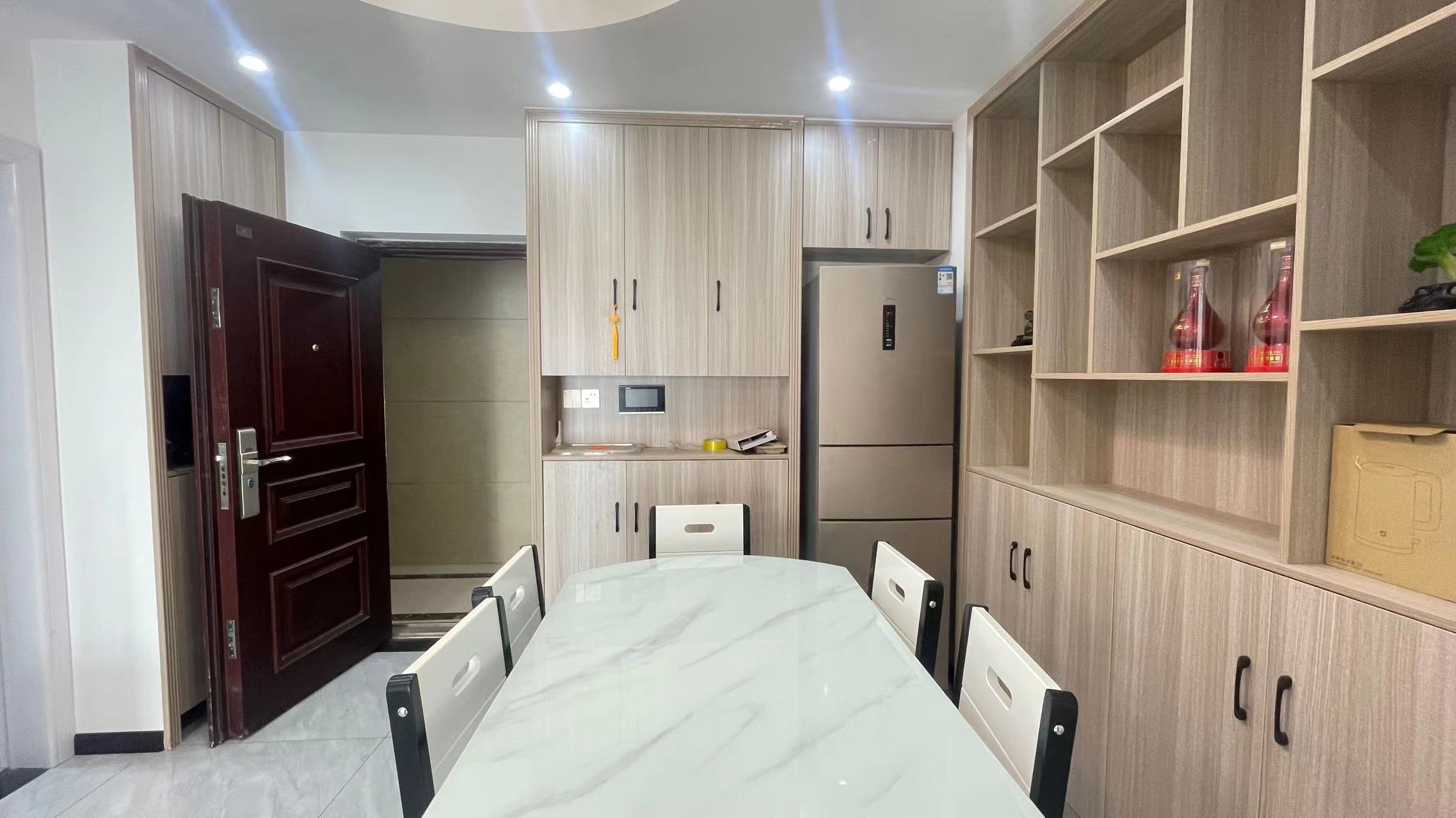 银湖城.精装三房.房子九成新.证件满二.看房方便