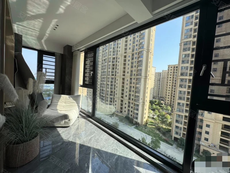 城南，森林国际翡冷翠，电梯好楼层，精装三房两卫，二中二小旁，全屋品牌家私家电。拎包入住