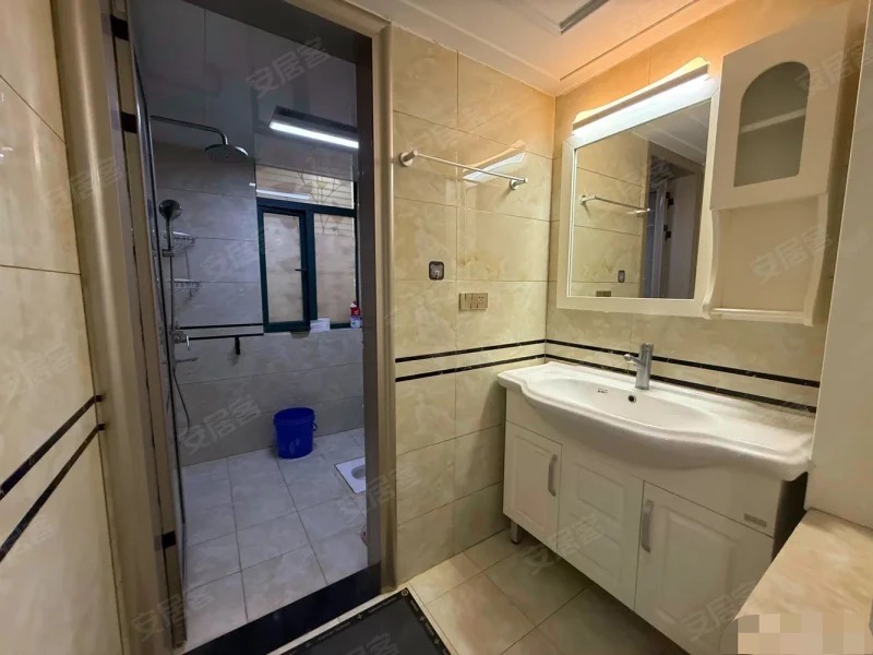 城南，​新‮电，街‬梯好楼层16楼，精装大三房，单价5200+，证满二