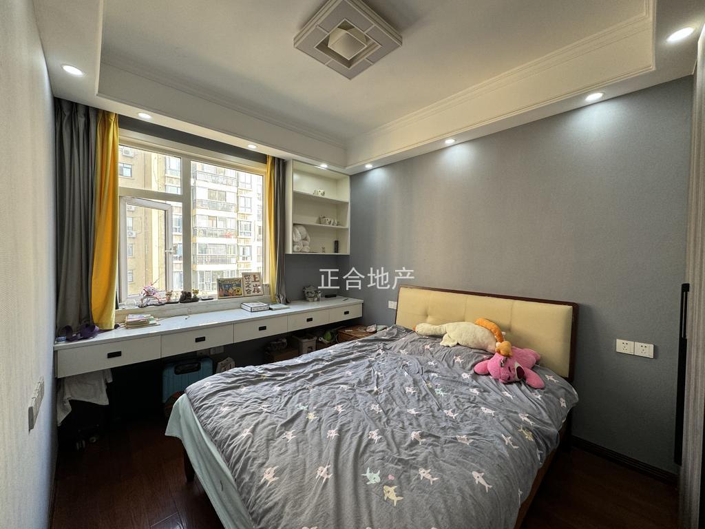 急售，豪装复式楼，中央华府，精装五房，送个阳光房，9成新，电梯小高层