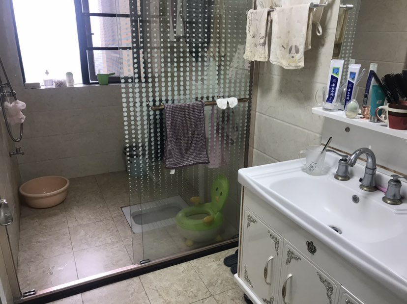 新城壹号4期四室两厅两卫两阳台 装修房子保养的好光线好上学方便