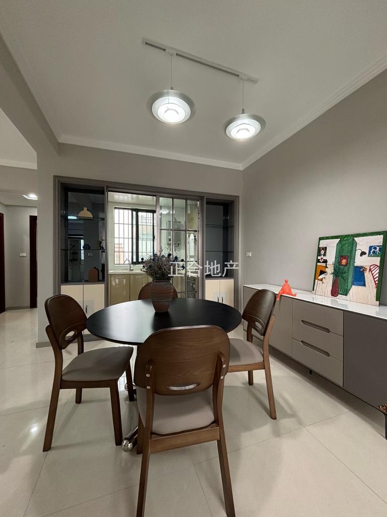 捡漏，城南，一品苑，精装三房两卫，单嫁才4300，好楼层，证满二