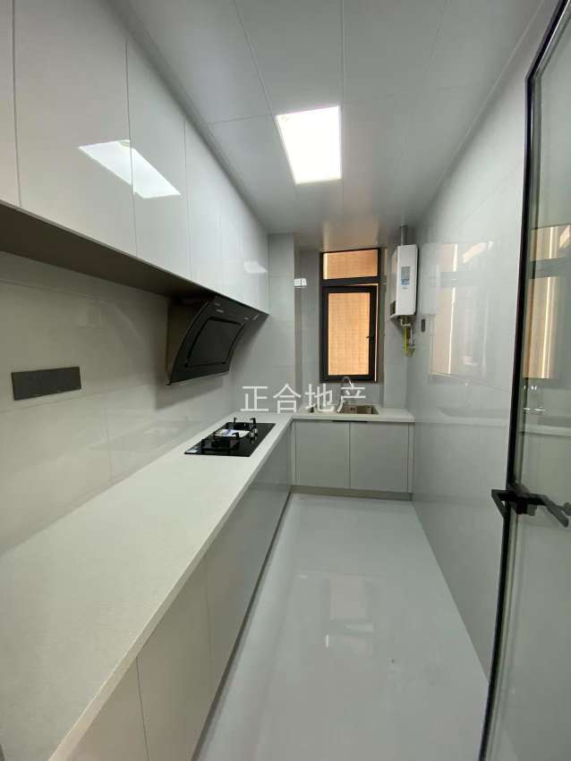 业主急售，仙桃xiao学对面，精装三房，电梯好楼层9楼，全新装修