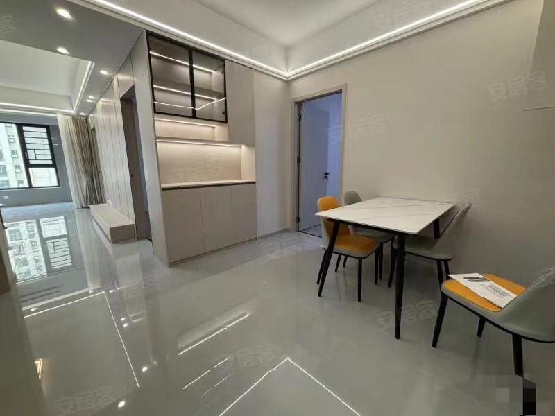 房东诚心出售，元‮未泰‬来城，17楼，​全‮装新‬修，单价6字开头，中间‬楼层，​满二，