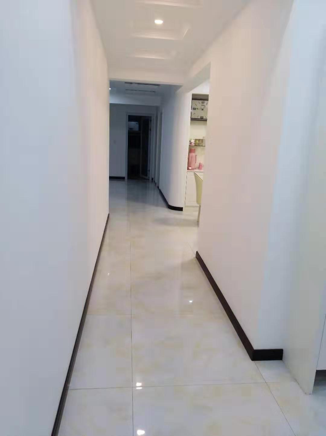 精装修三房两厅两卫送入户花园无贷款满五