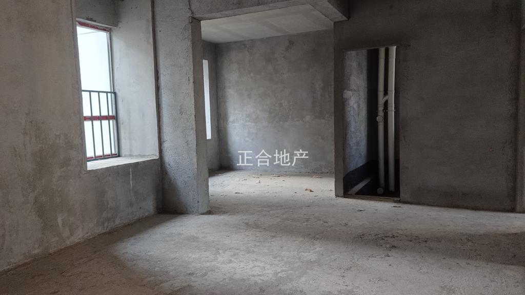 捡漏，亏本出售，风和日丽，毛坯4房，单价5000送车位，边户，电梯好楼层11楼，证满二