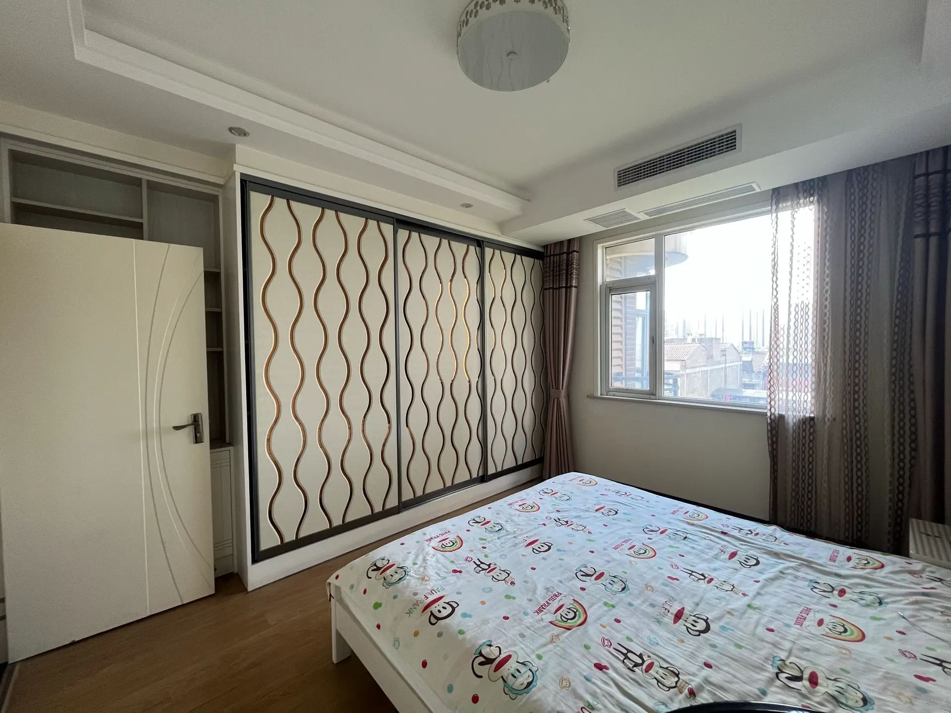 城西中央华府精装三房，小高层，房子保养还可以，中央空调，拎包入住