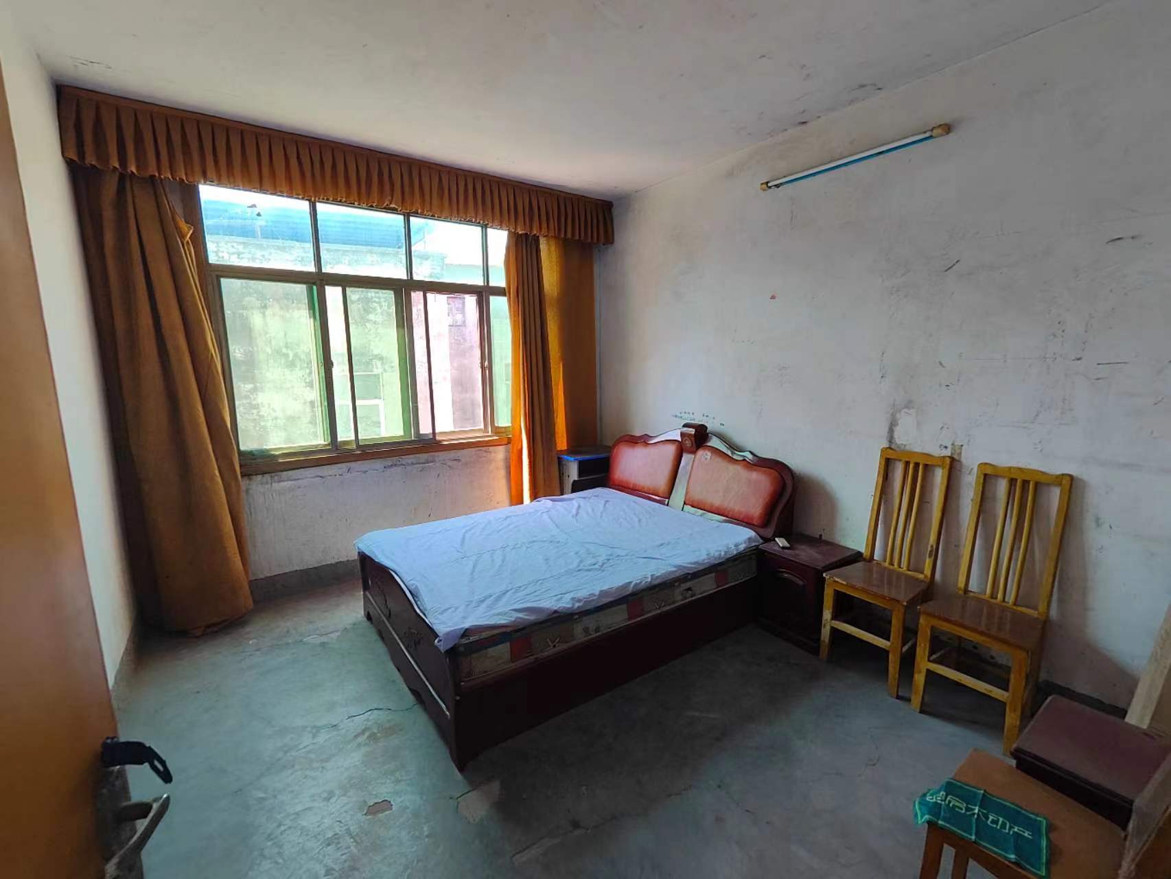 私房两间四层，另带隔热层400平只要55万，户型南北通透采光好的很生活配套成熟交通方便！