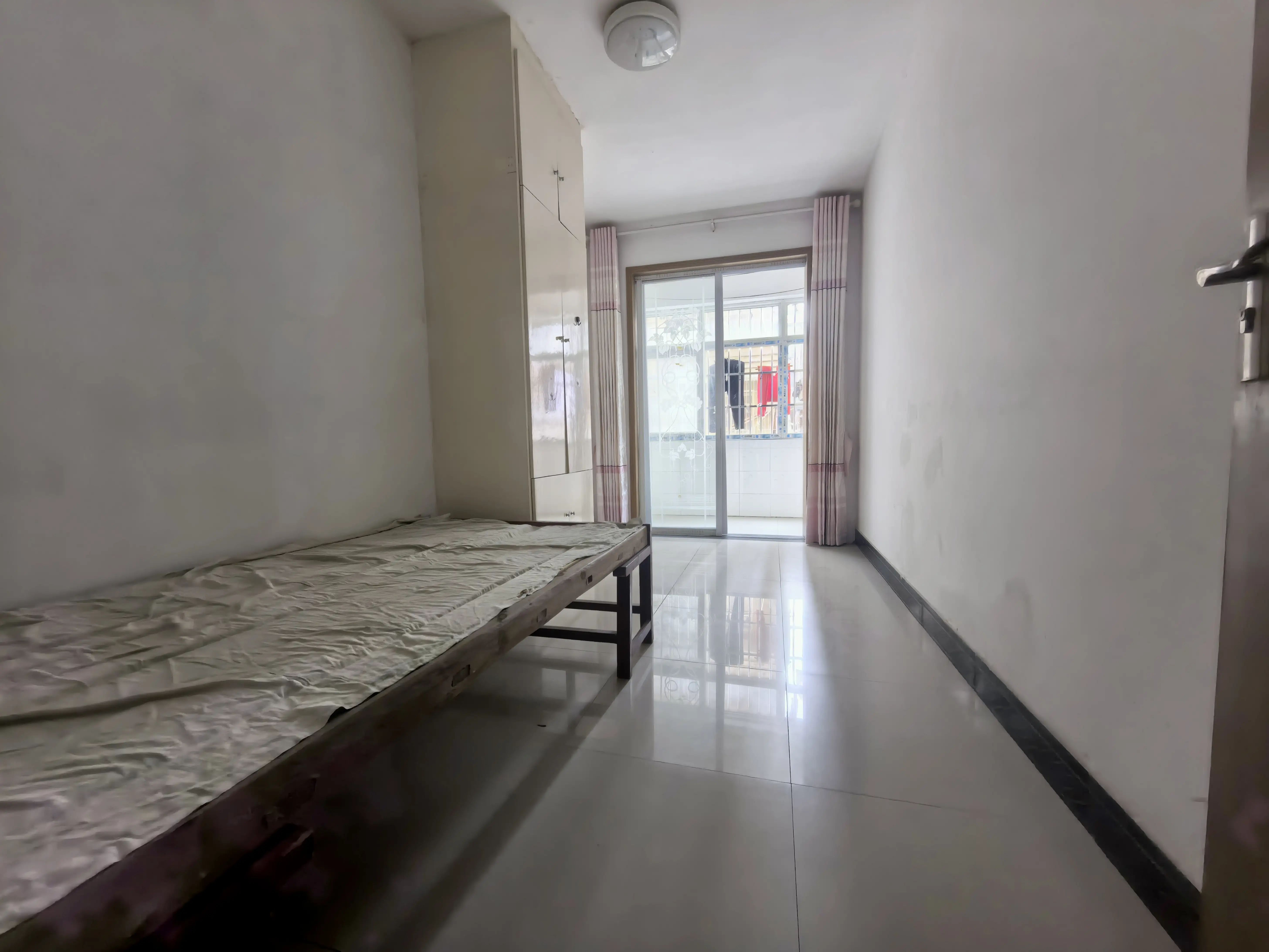 江滩公园旁，商城附近，步梯2楼，好楼层，精装三房，证满二