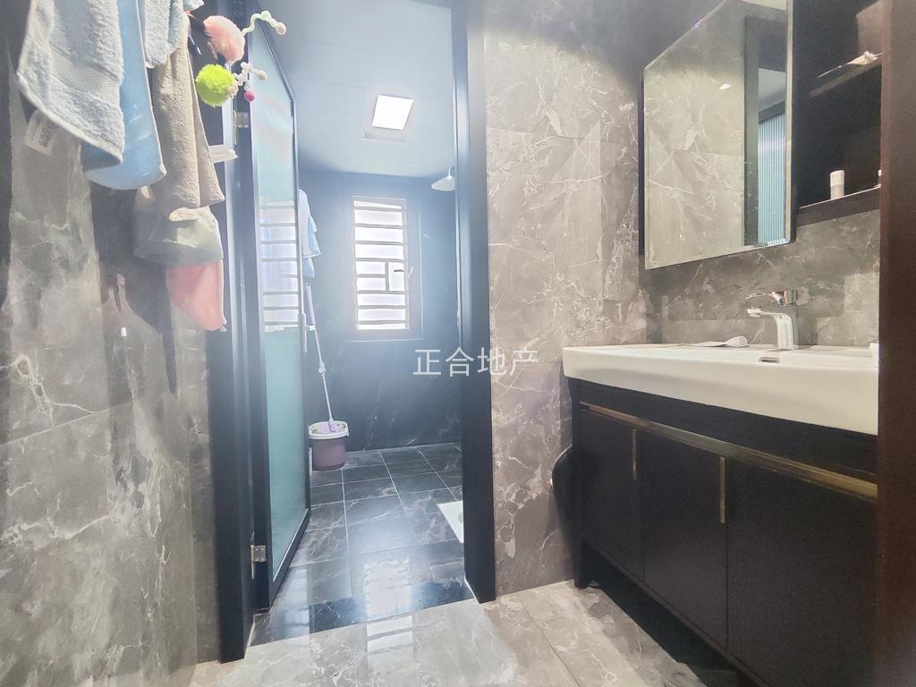 城南，森林国际，大平层，全屋豪装，装修都花了100万，电梯中层，诚心急售，送两个车位