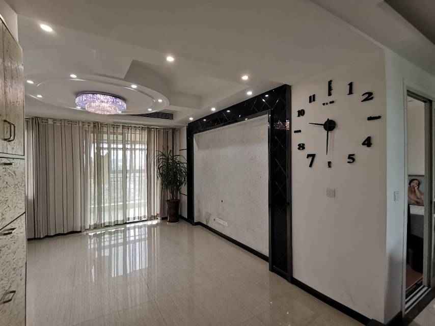 急售…绿地华庭天然氧吧，上下分层两户进出，产权面积254平米，使用面积315平米。