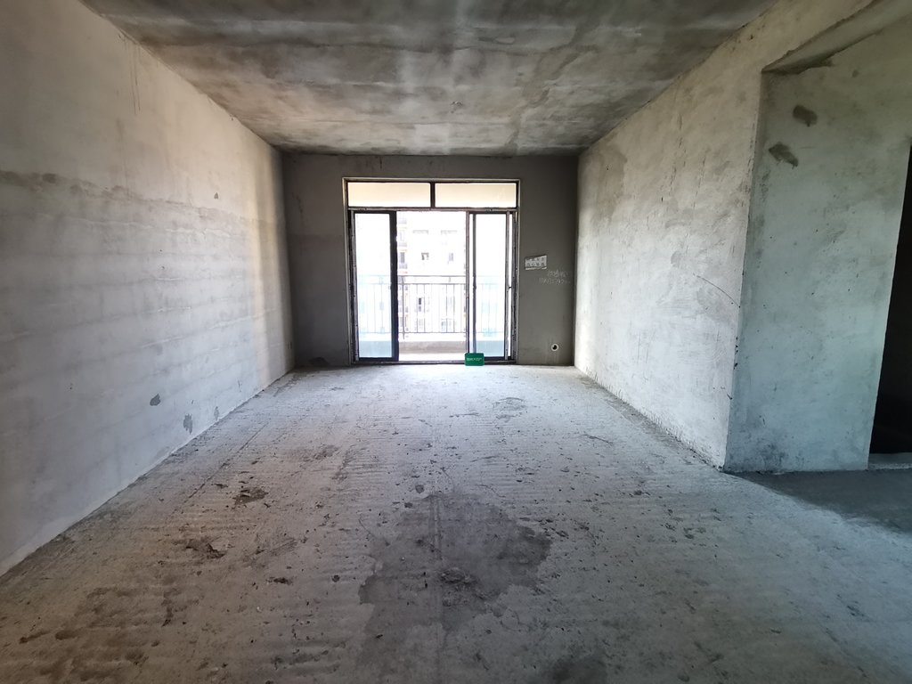 环球广场.毛坯三房.南北双阳台.中间楼层.看房方便