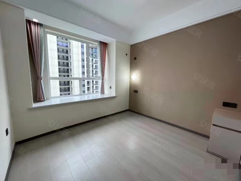 风和日丽，精装三房两卫，实验五小风和三中，全新装修，送车位，好楼层，证满二