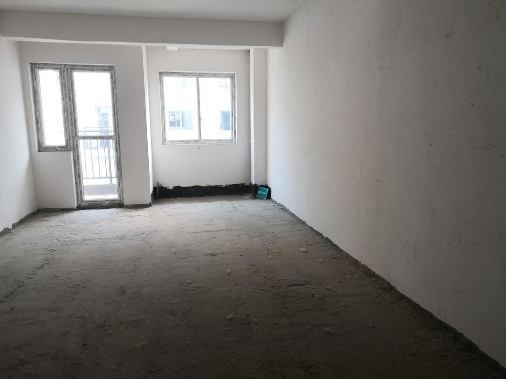 新三中旁边 中和公寓毛坯现房，低头资高回抱！