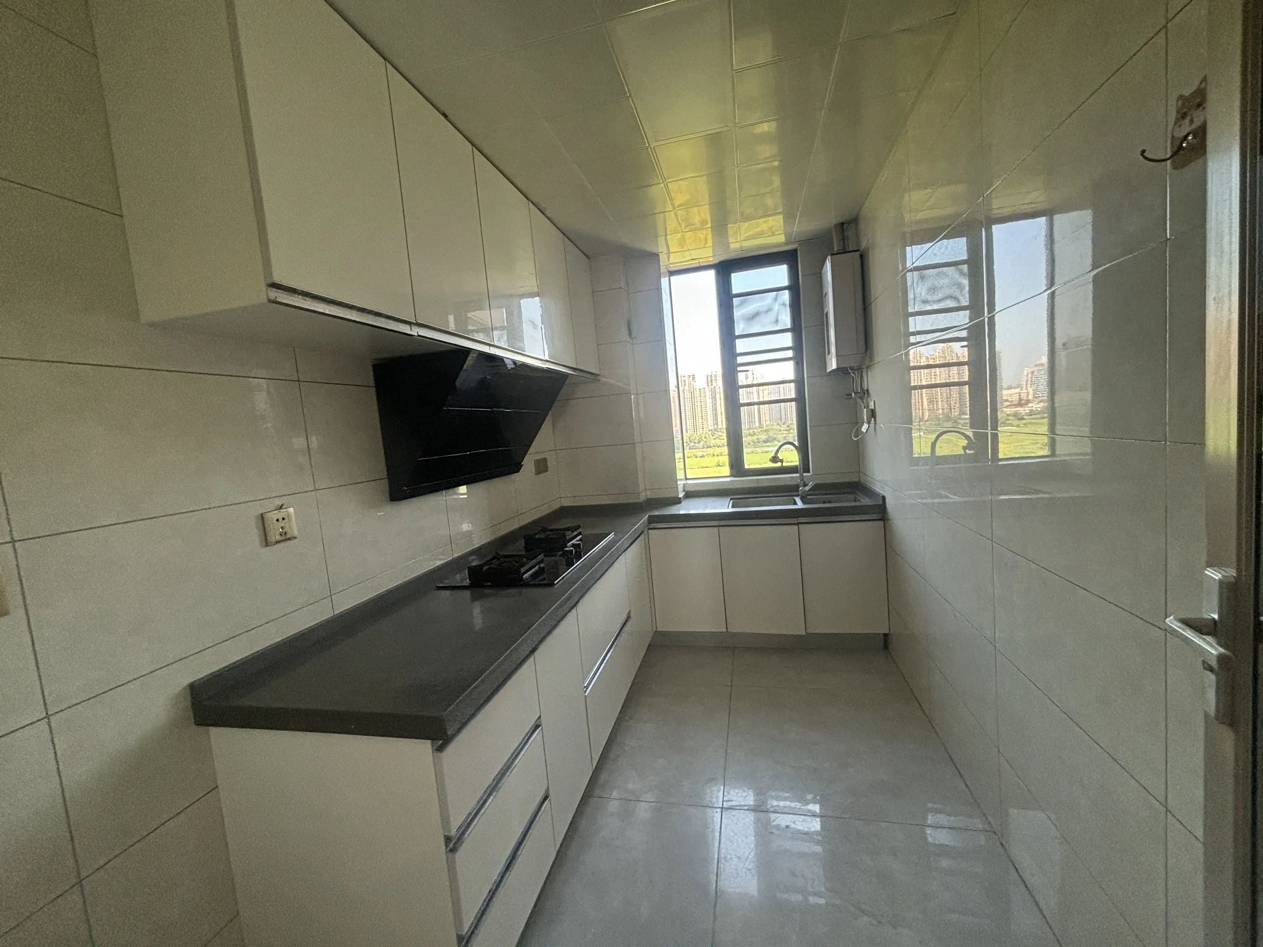 降价了，城南，荣怀C区，精装三房两卫，边户，好楼层，视野好，诚心出售