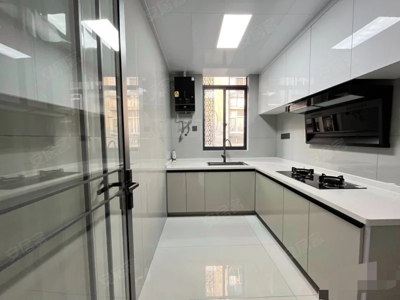 降价了，房东诚心出售，仙桃商城，楼下老三中，步梯三楼，全新装修三房两卫，户型采光好