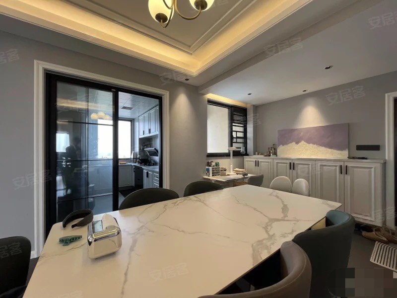 353，御台公馆，装修花了30万，边户，精装3房2卫，单价5200，全屋地暖中央空调，证满二