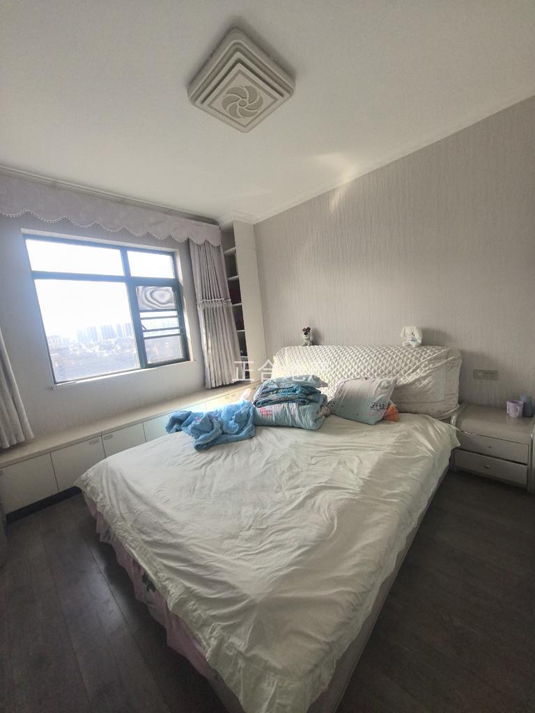 城东，精装三房，装修成色新。电梯小高层，好楼层，单价4860，满五